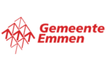 Het logo van de Gemeente Emmen. Dit is een rood logo met pijlen die omhoog wijzen, daarnaast de tekst Gemeente Emmen.